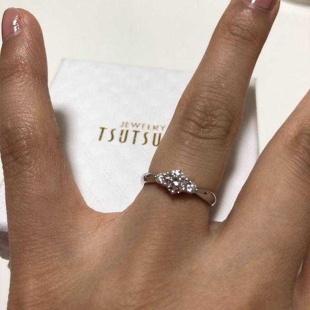 【ジュエリーツツミ(JEWELRY TSUTSUMI)の口コミ】 旦那が密かに買ってくれました。決め手は両脇のミレダイヤが大きくより豪…