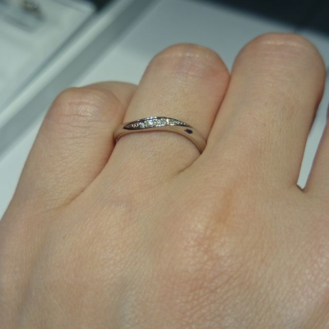 【銀座ダイヤモンドシライシの口コミ】 デザインは少しラインが入っているものが元々の希望でした。
指の節が高い…