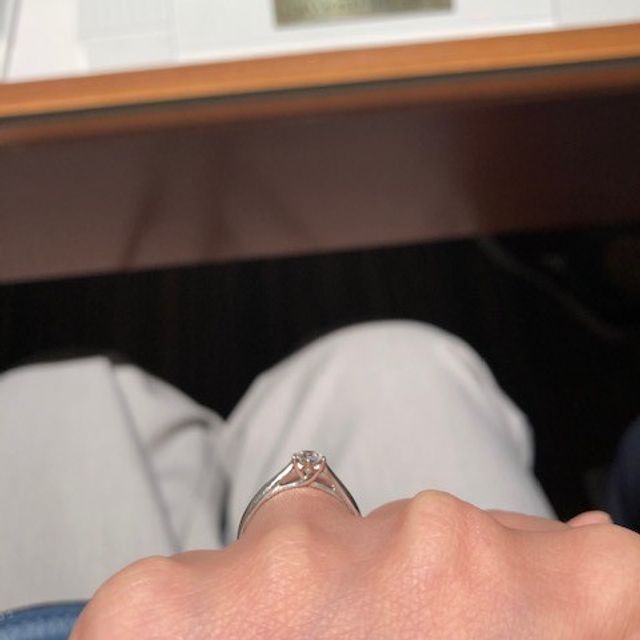 【銀座ダイヤモンドシライシの口コミ】 シンプルだけど横から見るとハート型が見えるという可愛らしい一工夫があ…