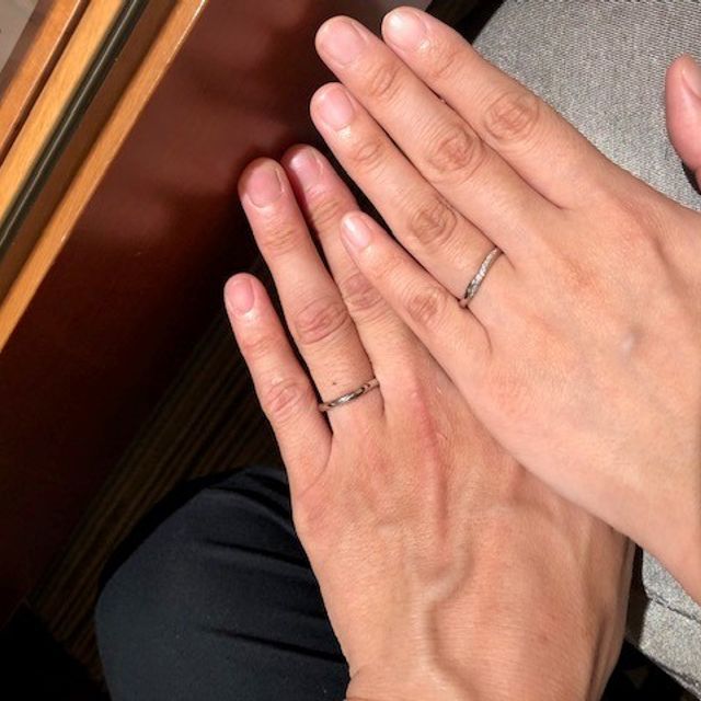 【銀座ダイヤモンドシライシの口コミ】 シンプルですが、ウェーブがあるので指がきれいに見えるところが気に入り…