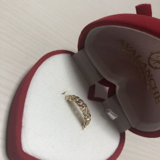 【AVALANCHE(アバランチ)の口コミ】 ゴールドのリングですがゴツゴツ感がなく
女性が付けていても違和感なくと…