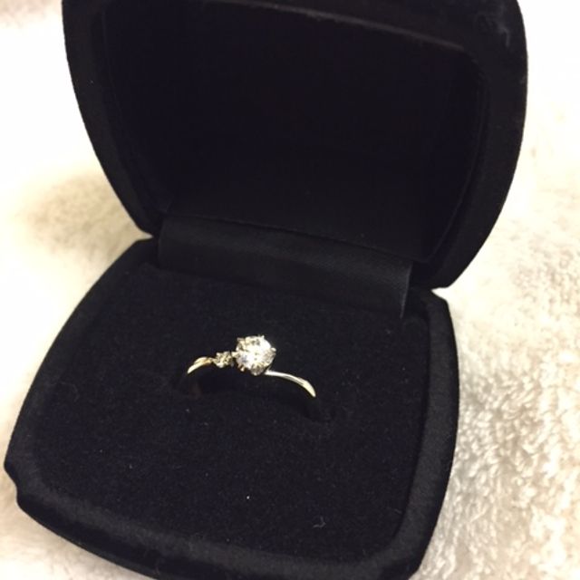 【Flowers(フラワーズ)の口コミ】 ダイヤが小さいのと大きいの２つついているところがとってもかわいいです…