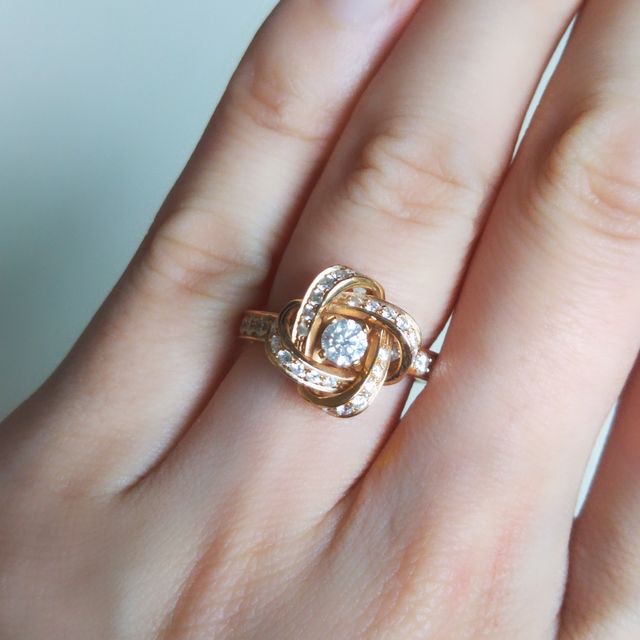 【ブシュロン(BOUCHERON)の口コミ】 身近なところでブシュロンの婚約指環をつけている人がいなかかったので、…