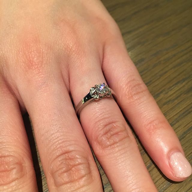 【カルティエ(Cartier)の口コミ】 決め手は、着用した時にときめいたことと、
指輪が指に馴染んだことです。…