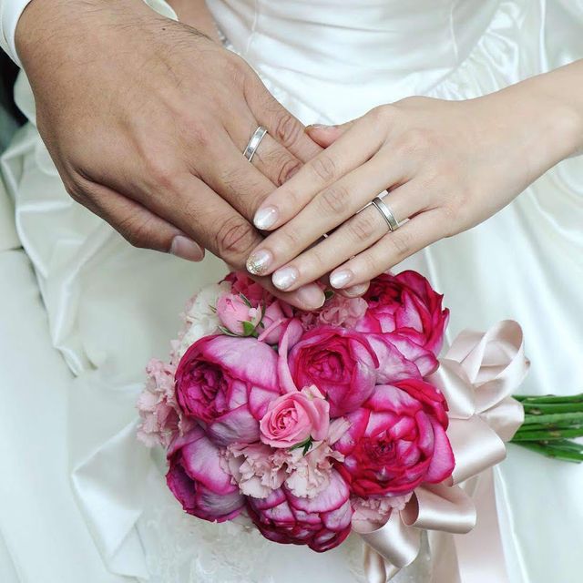 【ティファニー(Tiffany & Co.)の口コミ】 手が大きく指も太い主人と、手が小さく指も細い私の
どちらにも似合う指輪…