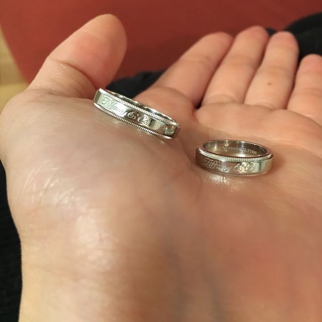 【ティファニー(Tiffany & Co.)の口コミ】 手が大きく指も太い主人と、手が小さく指も細い私の
どちらにも似合う指輪…