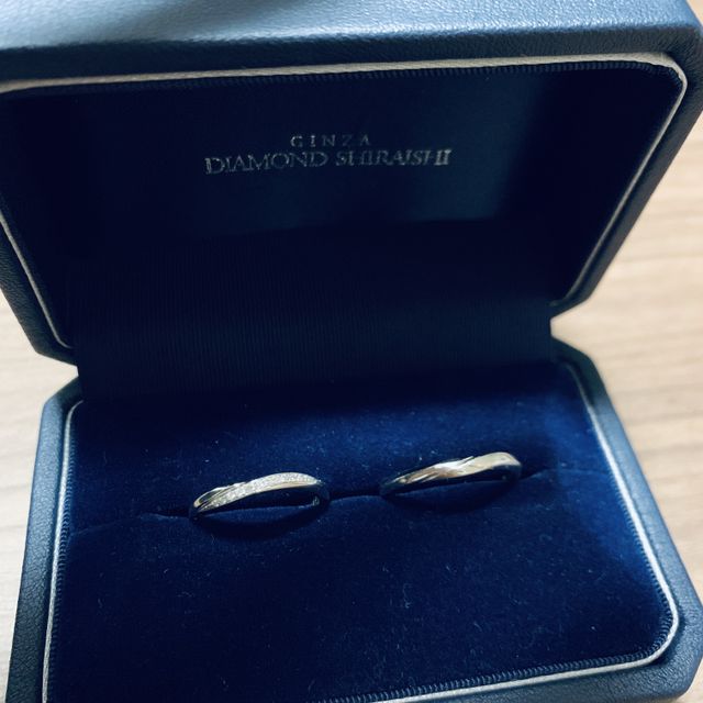 【銀座ダイヤモンドシライシの口コミ】 一目見てこれが良いと決まりました。リングの細さ、程よいウェーブで好み…