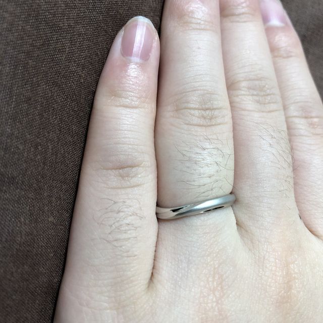 【銀座ダイヤモンドシライシの口コミ】 色々着用した結果、妻と自分二人とも指が太く短いので、斜めに動きがあり…