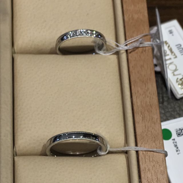 【モニッケンダム(MONNICKENDAM)の口コミ】 ミル打ちの上品な雰囲気と、白く気品ある輝きのダイヤモンドが五粒も入っ…