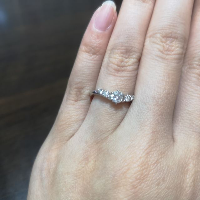 【アイプリモ(I-PRIMO)の口コミ】 婚約指輪は彼が石から選んでくれました。私がキラキラが好きなので石が輝…