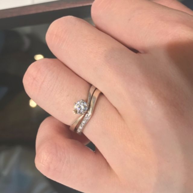 【杢目金屋(もくめがねや)の口コミ】 V字のラインは指が長く綺麗に見える効果がある事、またV字の角度が緩やか…