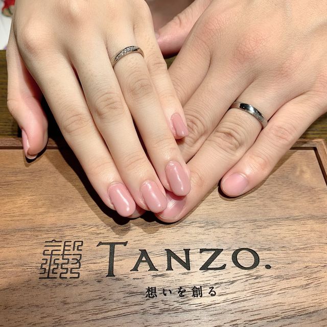 【TANZO.(鍛造指輪)の口コミ】 フルオーダーでお願いしました。
新郎側は男性らしいホワイトシルバー、新…