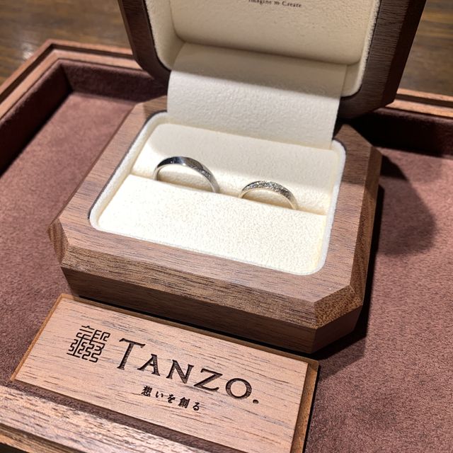 【TANZO.(鍛造指輪)の口コミ】 フルオーダーでお願いしました。
新郎側は男性らしいホワイトシルバー、新…