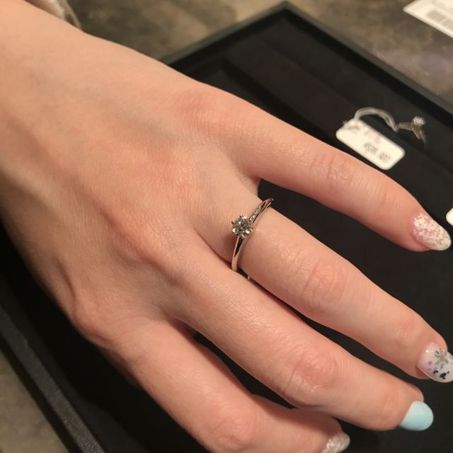 【ティファニー(Tiffany & Co.)の口コミ】 憧れのティファニーセッティグの婚約指輪を彼と見に行きました。
やはりテ…