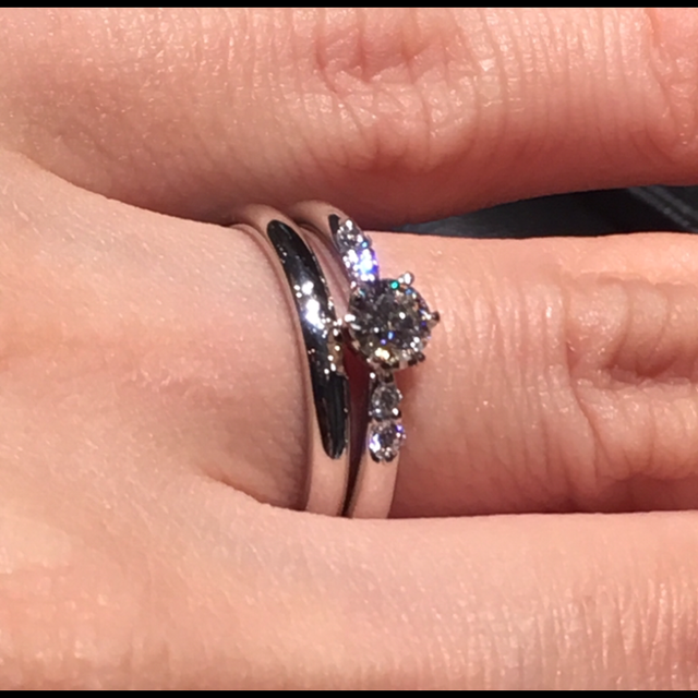 【ラザール ダイヤモンド(LAZARE DIAMOND)の口コミ】 輝き。その一点が突出していたからです。指輪のリング部分のデザインもも…