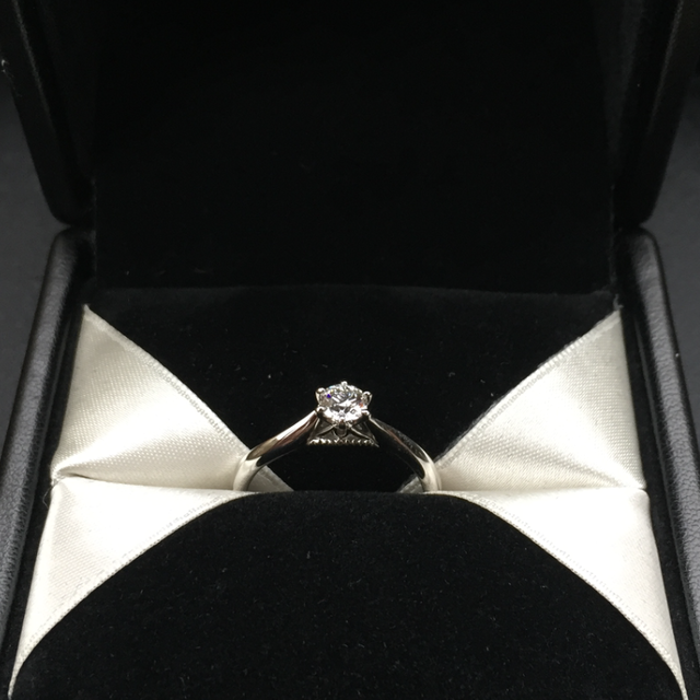 【エクセルコダイヤモンド(EXELCO DIAMOND)の口コミ】 デザインはシンプルなものがいいと思っていました。ぱっと見、とてもシン…