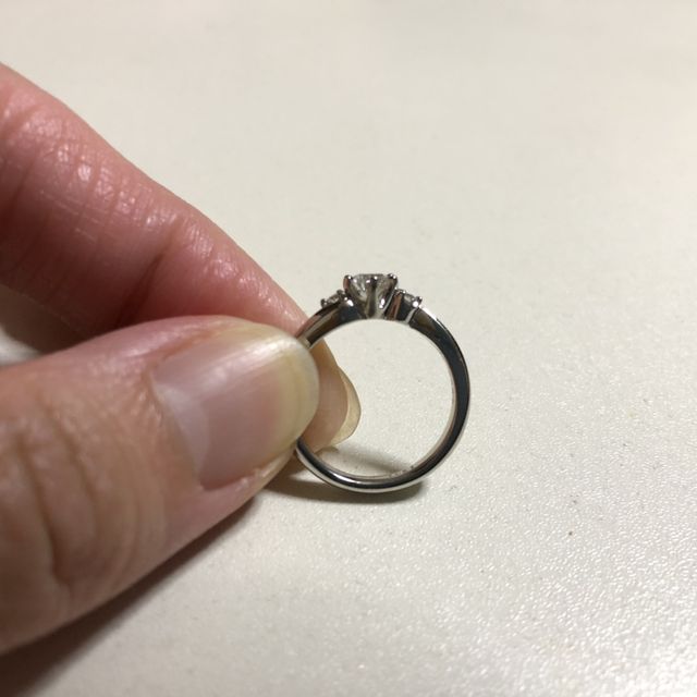 【アイプリモ(I-PRIMO)の口コミ】 指輪のデザインは人目で気に入りました。
ダイヤモンドがキラキラしていて…