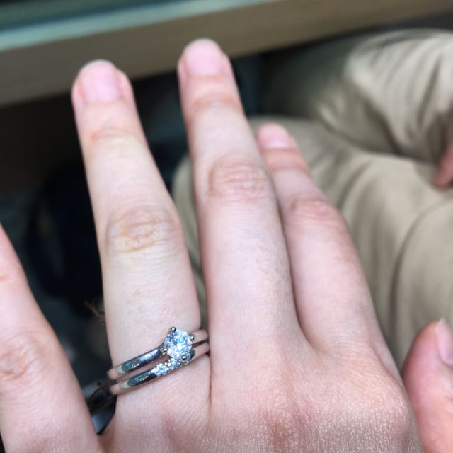 【カオキ　ダイヤモンド専門卸直営店の口コミ】 石の入れ方と、重ね付けの時の見た目が気に入ったとのこと。最近流行りの…