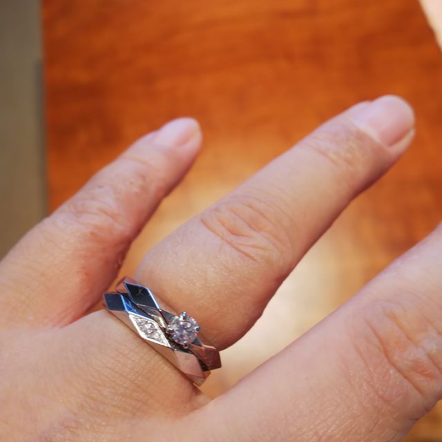 【ブシュロン(BOUCHERON)の口コミ】 プラチナで、ひし形のかたちが連なっている個性的なデザインでした。中央…