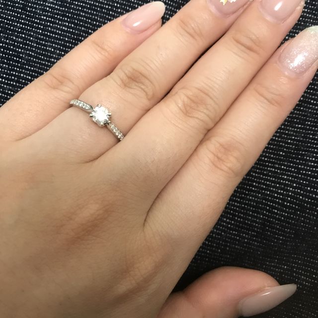 【サマンサティアラブライダル(Samantha Tiara Bridal)の口コミ】 デザインが可愛く、リングのデザインの意味も、
花束の中の一輪のバラとい…