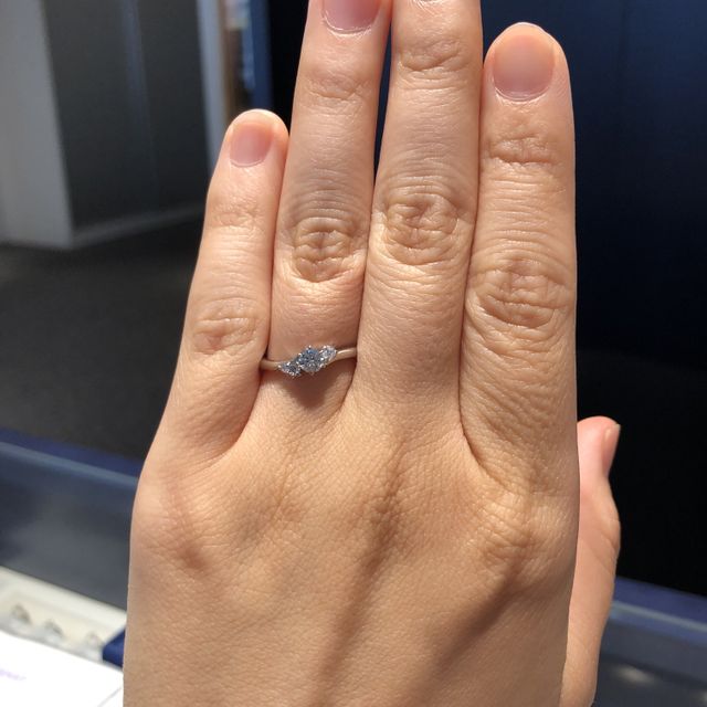 【銀座ダイヤモンドシライシの口コミ】 真ん中にどーんとダイアモンドが一石付いているタイプではないものを探し…