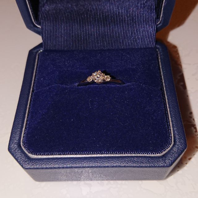 【銀座ダイヤモンドシライシの口コミ】 指輪選びに何件か回っているうちに、ダイヤモンド1石プラス両側にメレの付…