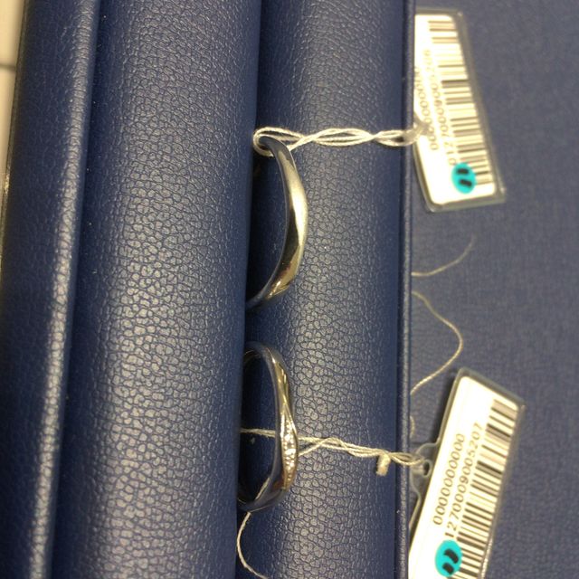 【銀座ダイヤモンドシライシの口コミ】 軽くねじれているため、普段指輪をつけ慣れていませんが、指にフィットし…