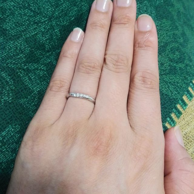【銀座ダイヤモンドシライシの口コミ】  強度も必要なので少し太いタイプですが、指輪のデザインがそんなに指が太…