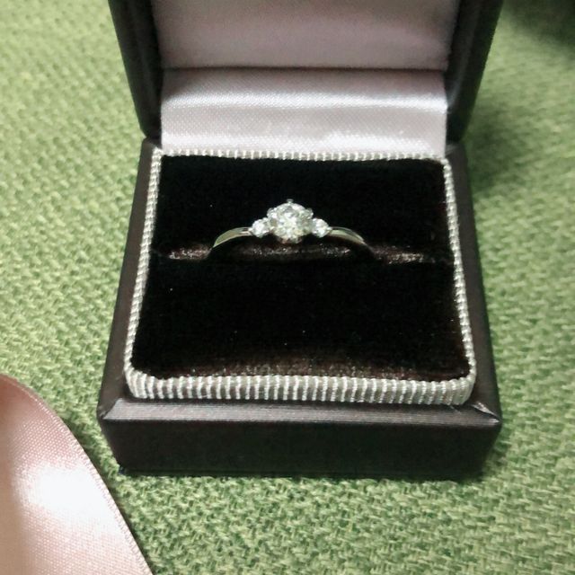 【アイプリモ(I-PRIMO)の口コミ】 とても可愛く、メインのダイヤの横に小さいダイヤが両サイドにあるので、…