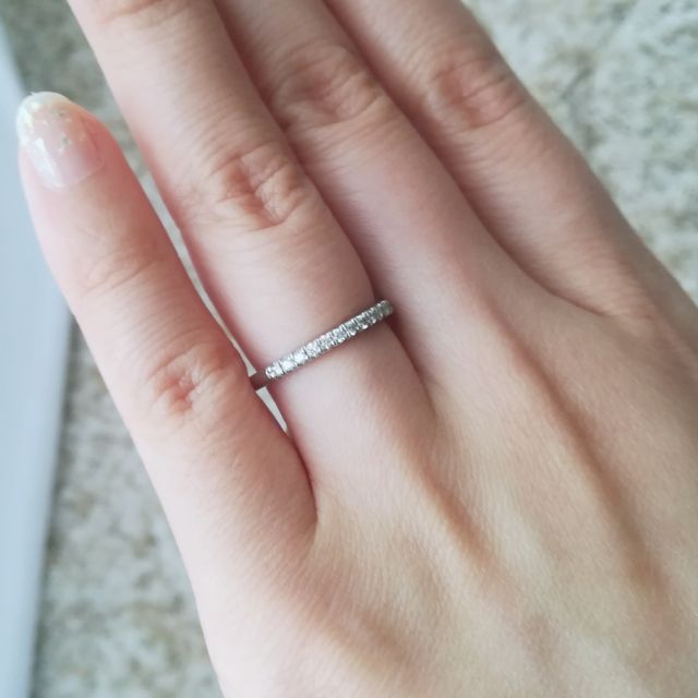 【銀座ダイヤモンドシライシの口コミ】 細身で、とっても綺麗なのでいつまでも眺めていられるデザインです。
事務…