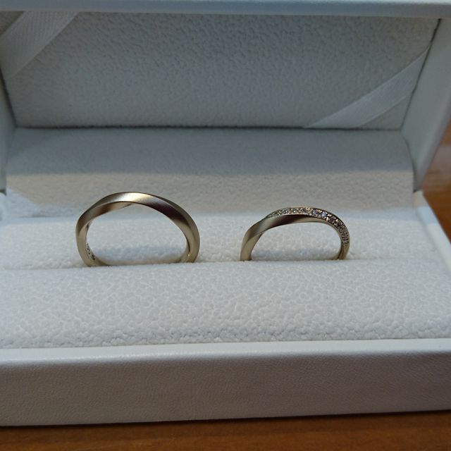 【OCTAVE(オクターヴ)の口コミ】 流れように入ったダイヤモンドが綺麗な所が気に入って購入しました。特に…