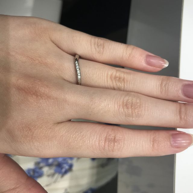 【4℃ BRIDAL(ヨンドシーブライダル)の口コミ】 ほっそりした指輪のデザインで、指が細く綺麗に見えました。また、ダイヤ…
