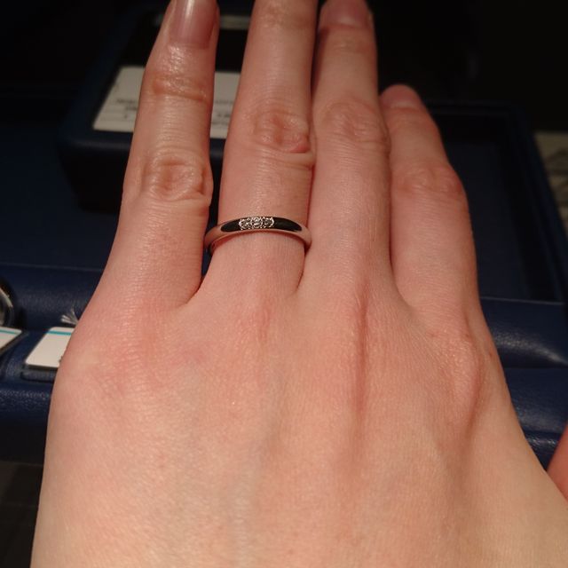 【銀座ダイヤモンドシライシの口コミ】 ストレートの指輪です。ダイヤモンドが3石セッティングされています。ダイ…