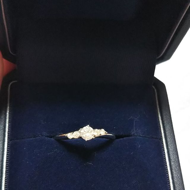 【銀座ダイヤモンドシライシの口コミ】 ストレートではなくウェーブのデザインがよかったのと、ダイヤモンドの横…