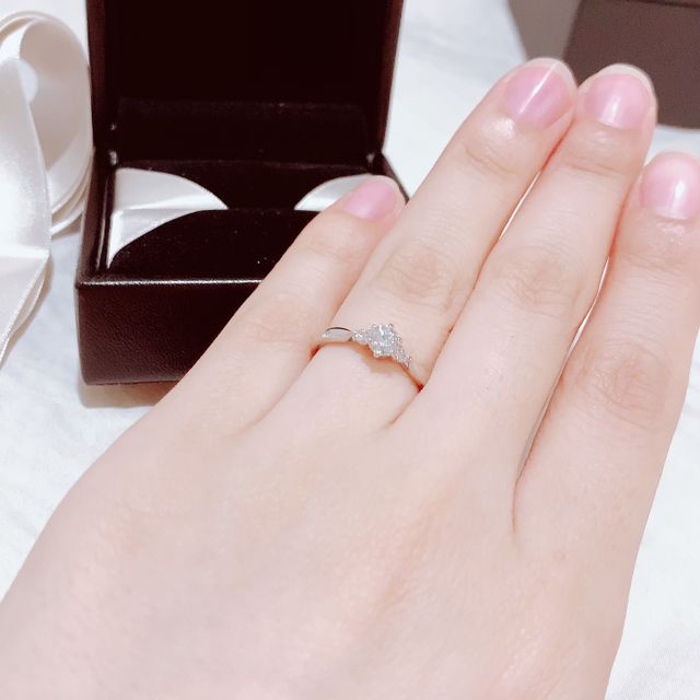 【エクセルコダイヤモンド(EXELCO DIAMOND)の口コミ】 デザインがすこく好みでした！
メレダイヤに向けてプラチナが細くなってい…