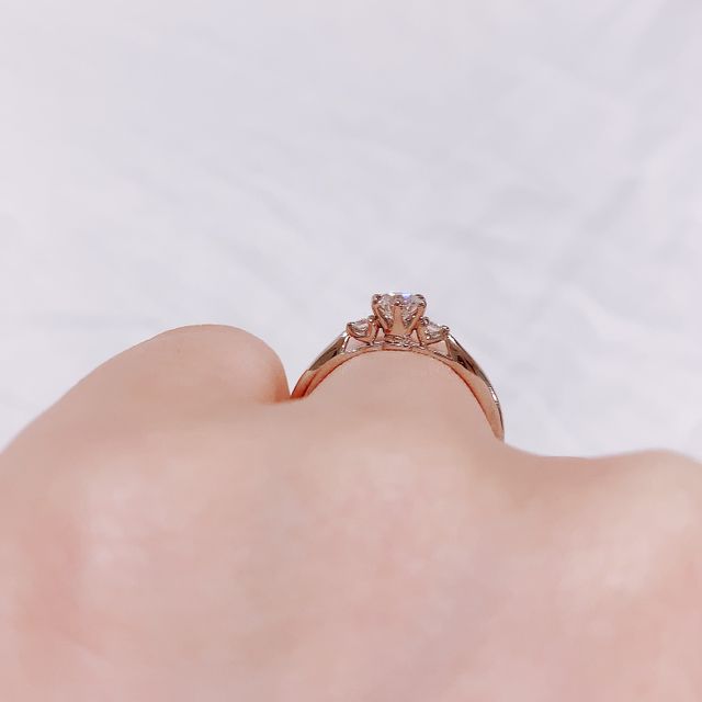 【エクセルコダイヤモンド(EXELCO DIAMOND)の口コミ】 デザインがすこく好みでした！
メレダイヤに向けてプラチナが細くなってい…