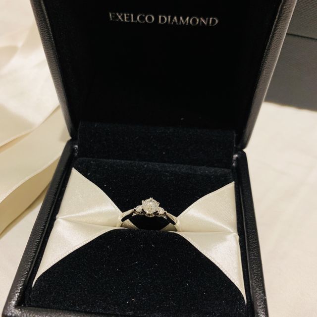 【エクセルコダイヤモンド(EXELCO DIAMOND)の口コミ】 デザインがすこく好みでした！
メレダイヤに向けてプラチナが細くなってい…