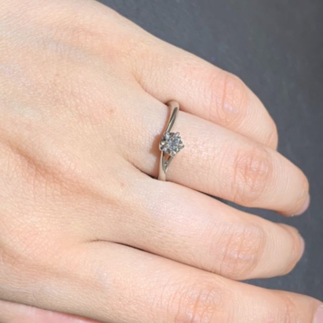 【俄(にわか)の口コミ】 桜の花を意識したデザインであり、個性的で他のブランドではあまり見かけ…