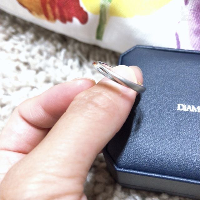【銀座ダイヤモンドシライシの口コミ】 婚約指輪と重ねてつけられるよう、ストレートタイプの物を探していました…
