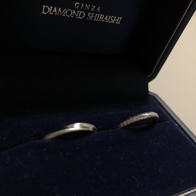 【銀座ダイヤモンドシライシの口コミ】 婚約指輪と重ねてつけられるよう、ストレートタイプの物を探していました…