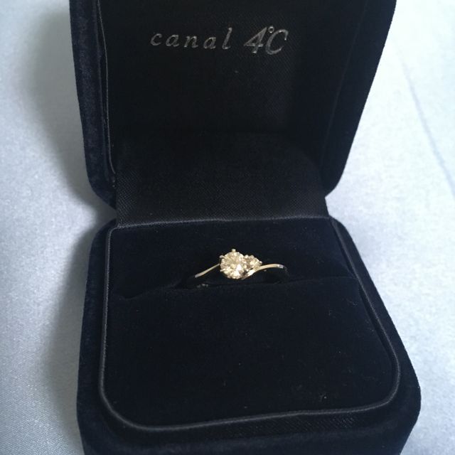 【canal4℃(カナルヨンドシー)の口コミ】 プロポーズのときにサプライズでプレゼントされました。誕生石のダイヤモ…