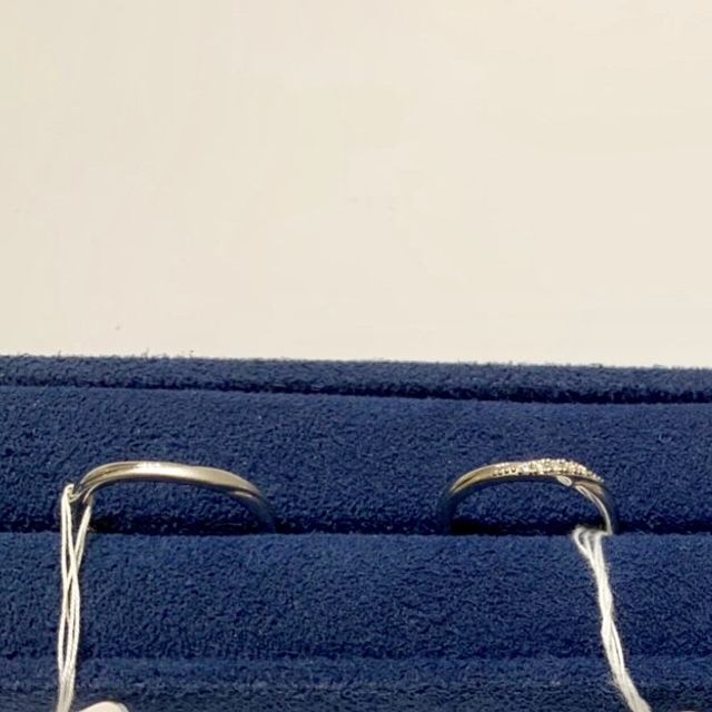 【4℃ BRIDAL(ヨンドシーブライダル)の口コミ】 シンプルでウェーブラインが上品で女性らしいです。ピュアプラチナという…