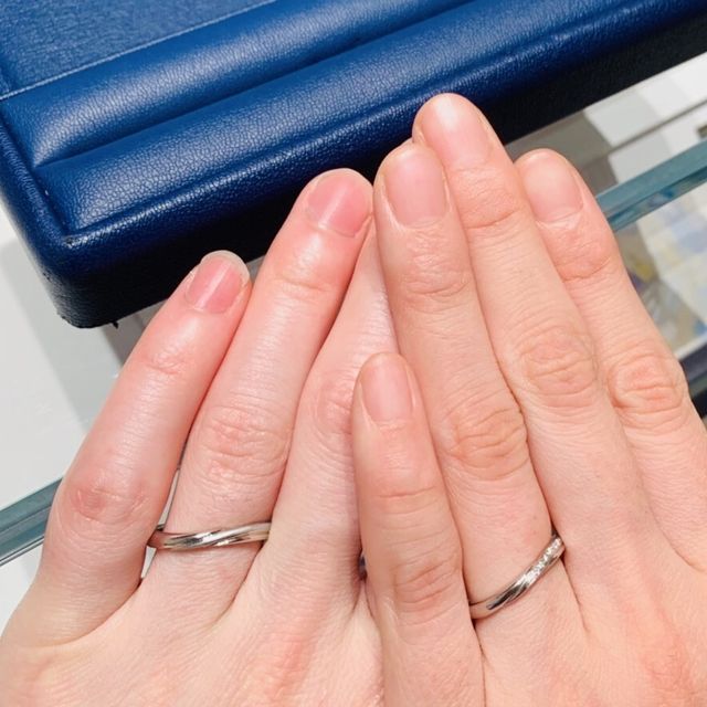 【銀座ダイヤモンドシライシの口コミ】 デザインは、ウェーブがとても上品で、石が入っているため華やかさもあり…