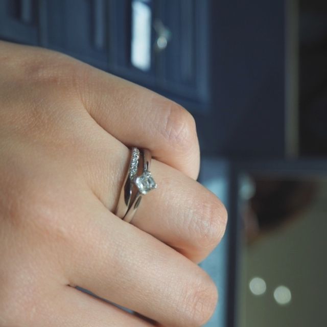 【ROYAL ASSCHER(ロイヤル・アッシャー)の口コミ】 婚約指輪は白い光が上品な印象のロイヤル・アッシャー・カットのダイヤモ…