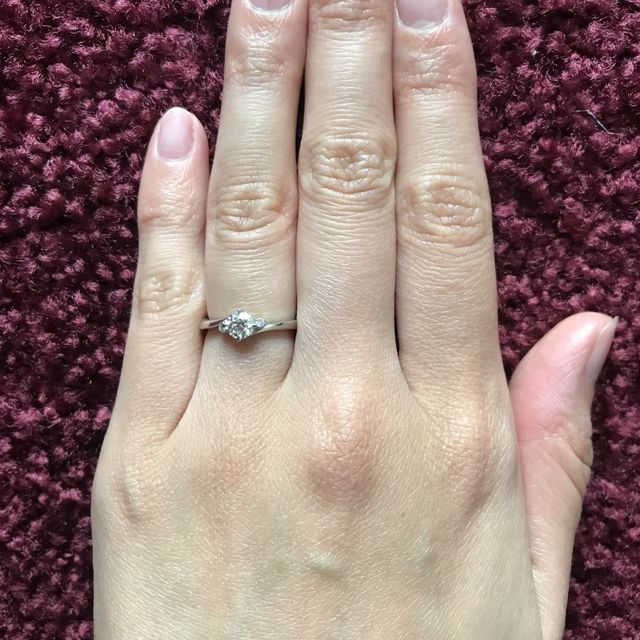 【アイプリモ(I-PRIMO)の口コミ】 真ん中に大きいダイアがついていてその横に小さいダイアがついていて、指…