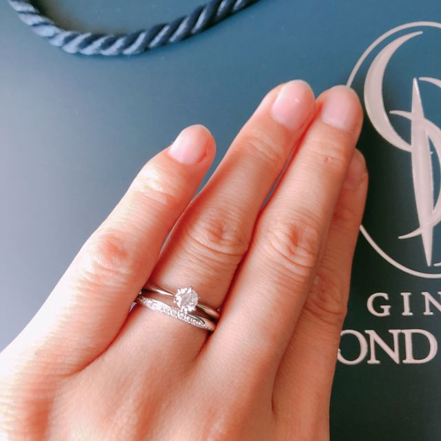 【銀座ダイヤモンドシライシの口コミ】 マリッジリングは常につけていたかったので、派手すぎず肌になじむような…