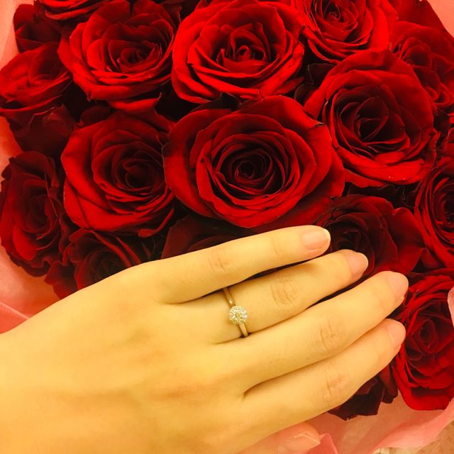 【銀座ダイヤモンドシライシの口コミ】 そんなに高価な指輪は要らないと思ってたので、小さいダイヤでも華やかだ…