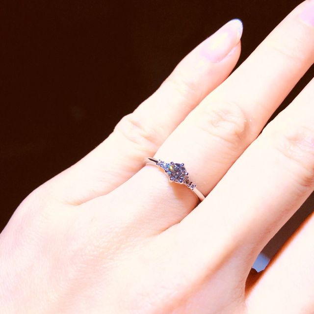 【アイプリモ(I-PRIMO)の口コミ】 メインのダイヤモンドの周りに小さいダイヤモンドが2つずつ付いていて、シ…