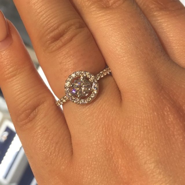 【VENUS TEARS(ヴィーナスティアーズ)の口コミ】 クオリティの高いダイヤモンドを一つ一つ丁寧にセッティングしているので…