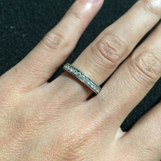 【ブルガリ(BVLGARI)の口コミ】 ダイヤが入っていて結婚指輪と一緒につけられるものを探していました。
光…